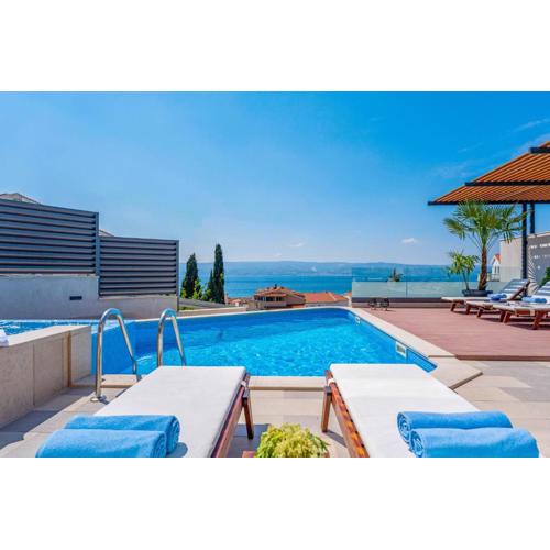 Luxury VILLA BANE, heated private pool and jacuzzi, sandy beach 120m far, 12 pax