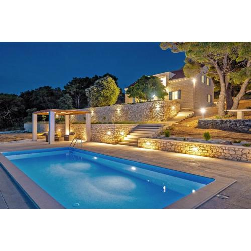 Luxury Villa Castello di Pietra with private pool