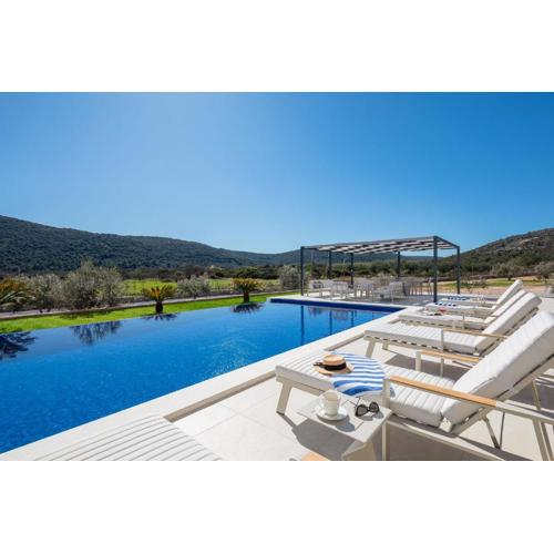 Luxury Villa Dolac near Split, airport, complete privacy, infinity heated pool