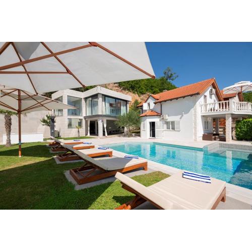 Luxury Villa Karmen with pool & spa zone