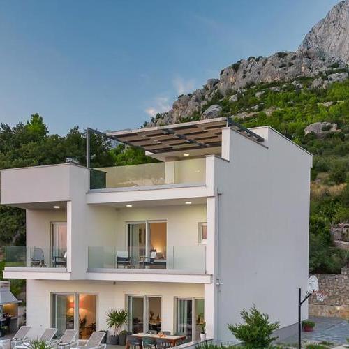 Luxury villa Mae in Makarska, pool and gym