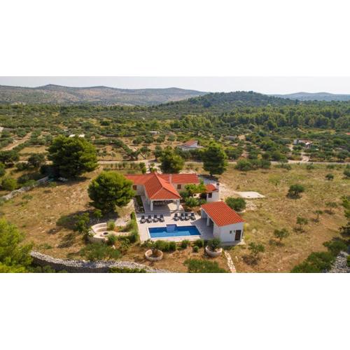 Luxury Villa Nature with heated private pool, sauna & fire pit, a short walk to the beach