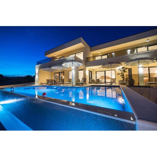 Luxury Villa Nuova with pool