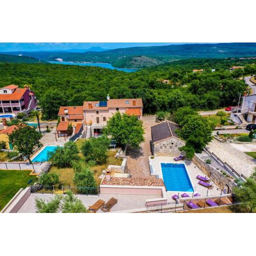 LUXURY VILLA ON SPACIOUS PRIVATE PROPERTY