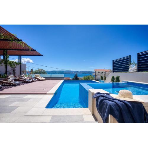 LUXURY VILLA PARADISE 120m from sandy beach, heated pool, billiard, max 12 pax