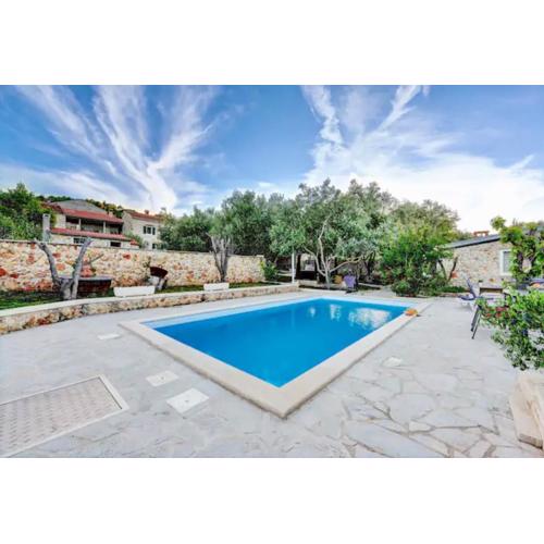 Luxury Villa Robinson with Pool & Jacuzzi