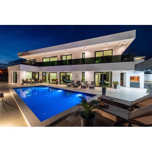 Luxury Villa Royal Hill with 34 m2 pool