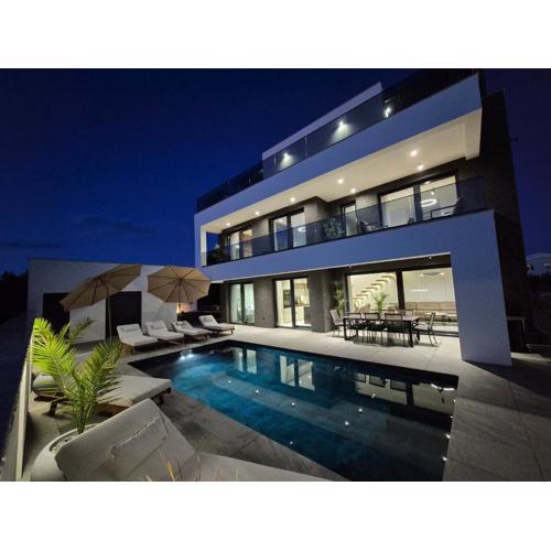 Luxury Villa Vesper- Private Heated Pool, Hot Tub, Rooftop, Starlink