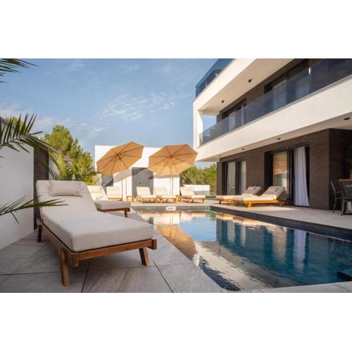 Luxury villa Vesper with pool and roof terrace