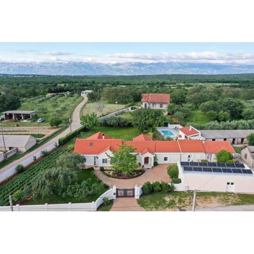 Luxury villa with a swimming pool Poljica, Zadar - 22070