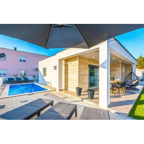 Luxury villa with a swimming pool Vir - 23776