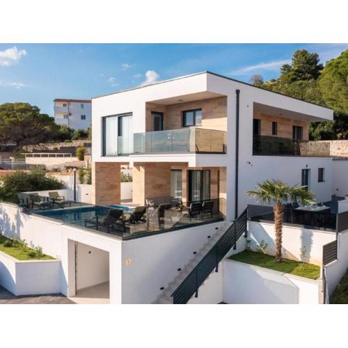 Luxury villa with swimming pool and sauna