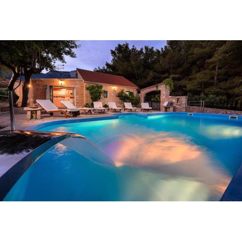 Luxury Villa Zlatni Rat with Pool, Near Zlatni Rat Beach, Bol
