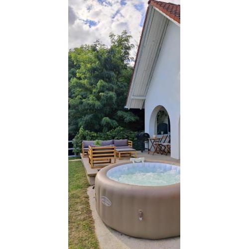 Luxury Vineyard Retreat with Private Jacuzzi