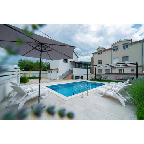 Luxury with gallery, heated pool only for you-KLIS CRO