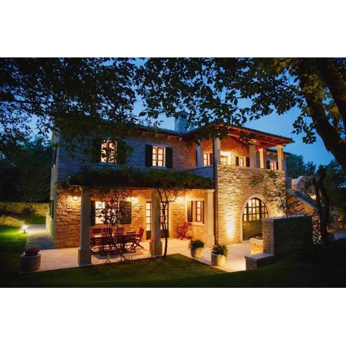 Luxusvilla Mit Garten Und Pool Sowie Herrlicher Aussicht