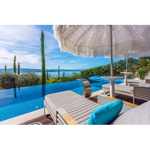 Luxusvilla mit Infinity-Pool, Wellnessbereich, 1 km zum Strand