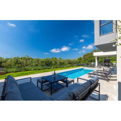 Luxusvilla mit Pool, Grillplatz 1 km zum Strand