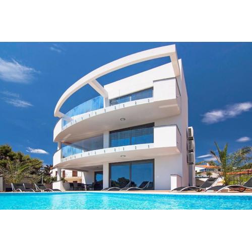 Luxusvilla Sunrise Premantur mit Pool