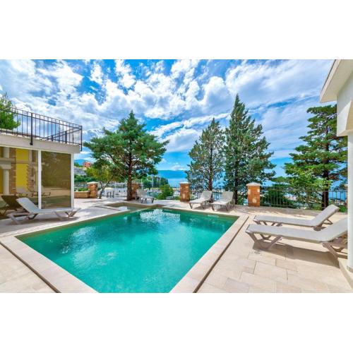 Luxuswohnung mit Pool, Sauna, Gym direkt am Meer