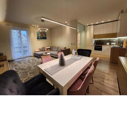 M53 "Margaret's Edge" Apartment