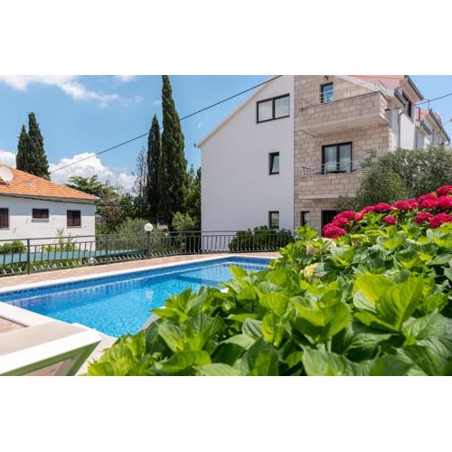 Maca Apartments & Suites