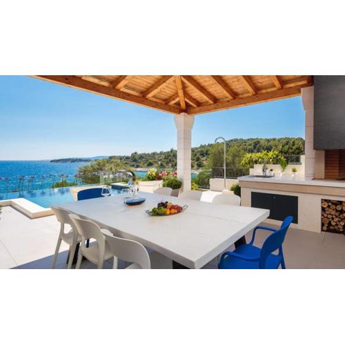Magnificent Deluxe Villa with Jacuzzi and Steam Room