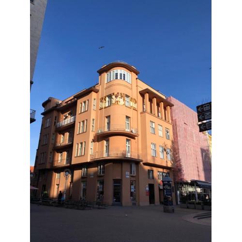 Main Square Oval Apartment