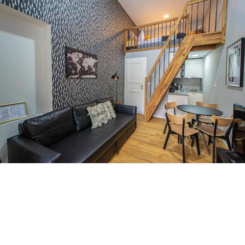 Main train station apartment close to the the Main Square!