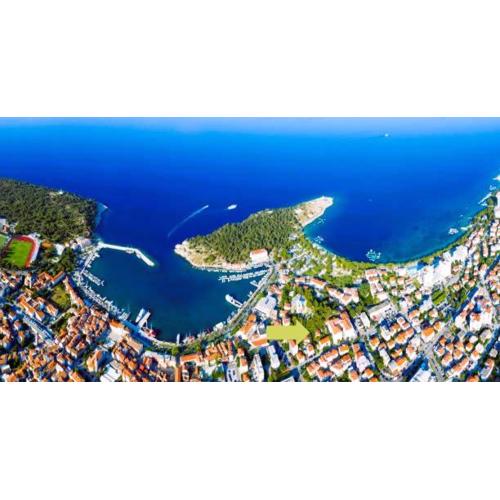 Makarska centre & free private parking