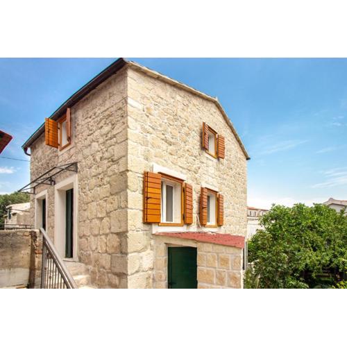 Maki Stone House - Parking on request !