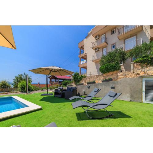 Malerisches Apartment nur 350 Meter zum Strand mit Panoramameerblick, Pool, Aussendusche