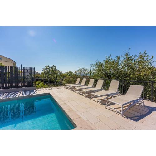 Malerisches Apartment nur 700 Meter zum Sandstrand mit herrlichem Meerblick, Pool, Grill
