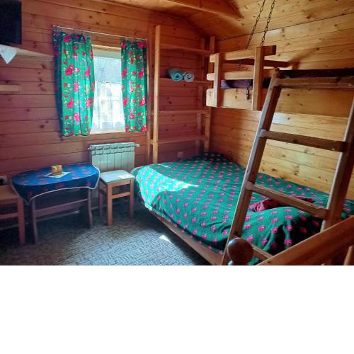 Mały domek pod lasem