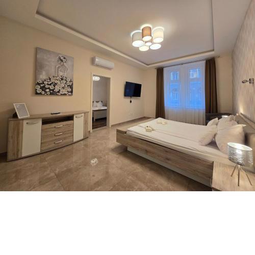 Marble Royal Suite & Studio- near the City Park