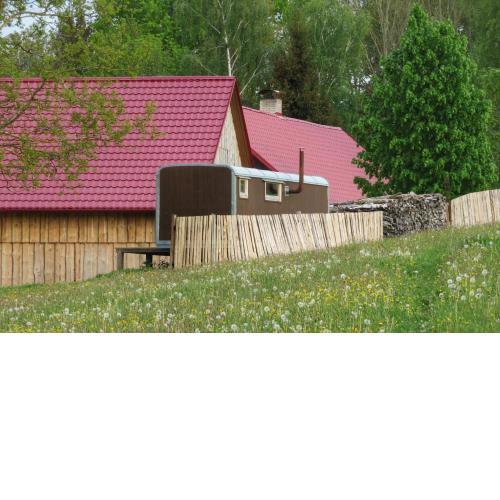 Maringotka na samotě na kozí farmě