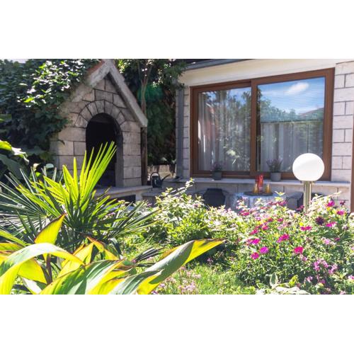 Marjan hill 3-BR apt,5 guests private garden near beach