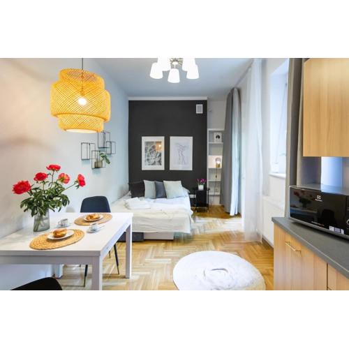 May C studio w/balcony