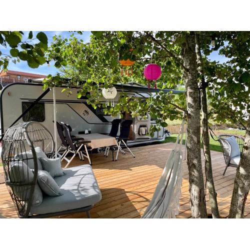 Mazurski Camp Life & Chill Mikołajki - Komfortowa klimatyzowana przyczepa z dużym tarasem