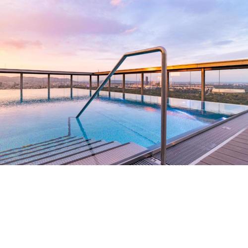 MCA TrIIIple I Rooftop pool I Free Parking I Netflix