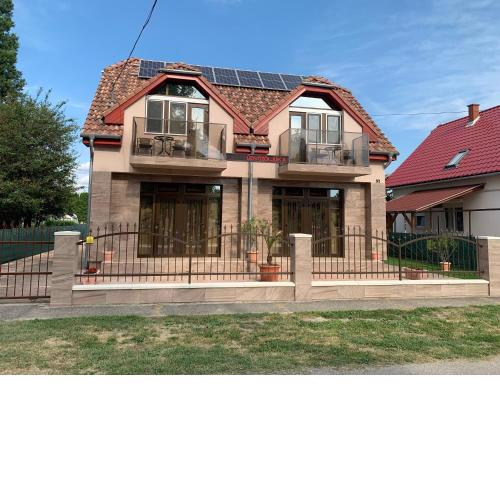 Mediterán Fedett Medencés Apartmanház