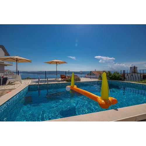 Mediterranes Apartment mit Meerblick, Privatpool, BBQ, Garage, Waschmaschine