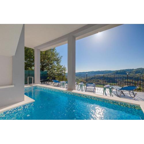 Mediterranes Apartment mit Panoramablick, Pool, Privatparkplatz, Grill