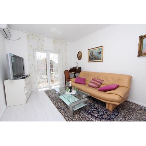Mediterranes Apartment nur 10 Gehminuten zum Strand mit grossem Garten