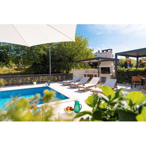 Mediterranes Apartment nur 100 Meter zum Strand mit Salzwasserpool und Jacuzzi