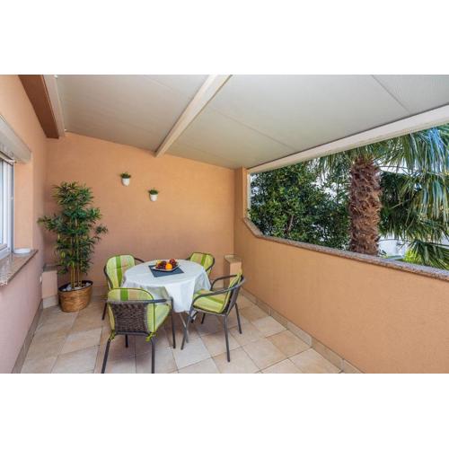 Mediterranes Apartment nur 300 Meter zum Sandstrand mit Meerblick