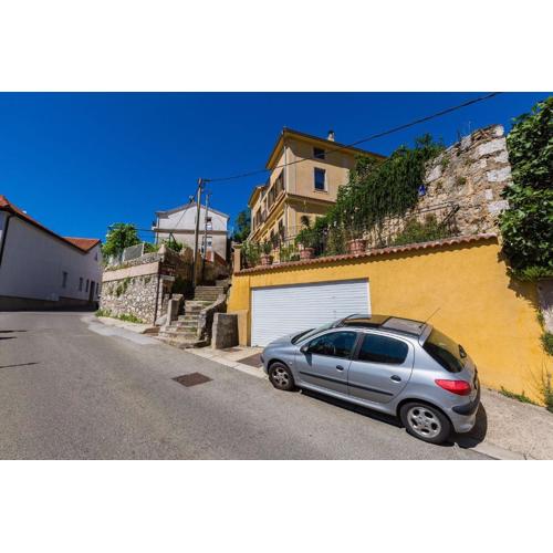 Mediterranes Apartment nur 500 Meter zum Strand mit Blick auf den Fluss Dubracina