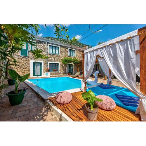 Mediterranes Ferienhaus mit Boulebahn, Spielplatz, Outdoor-Kueche, Tischtennis, Privatpool