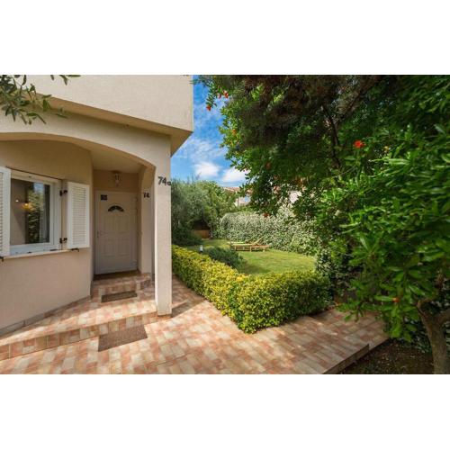 Mediterranes Ferienhaus mit Loungebett, BBQ, privatem Garten, Waschmaschine, klimatisierten Schlafzimmern