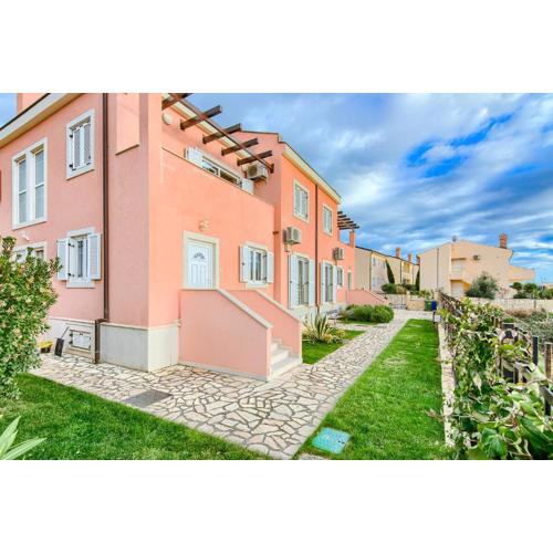 Medulin Luxury Apartments with beautiful garden 100 m from beach
